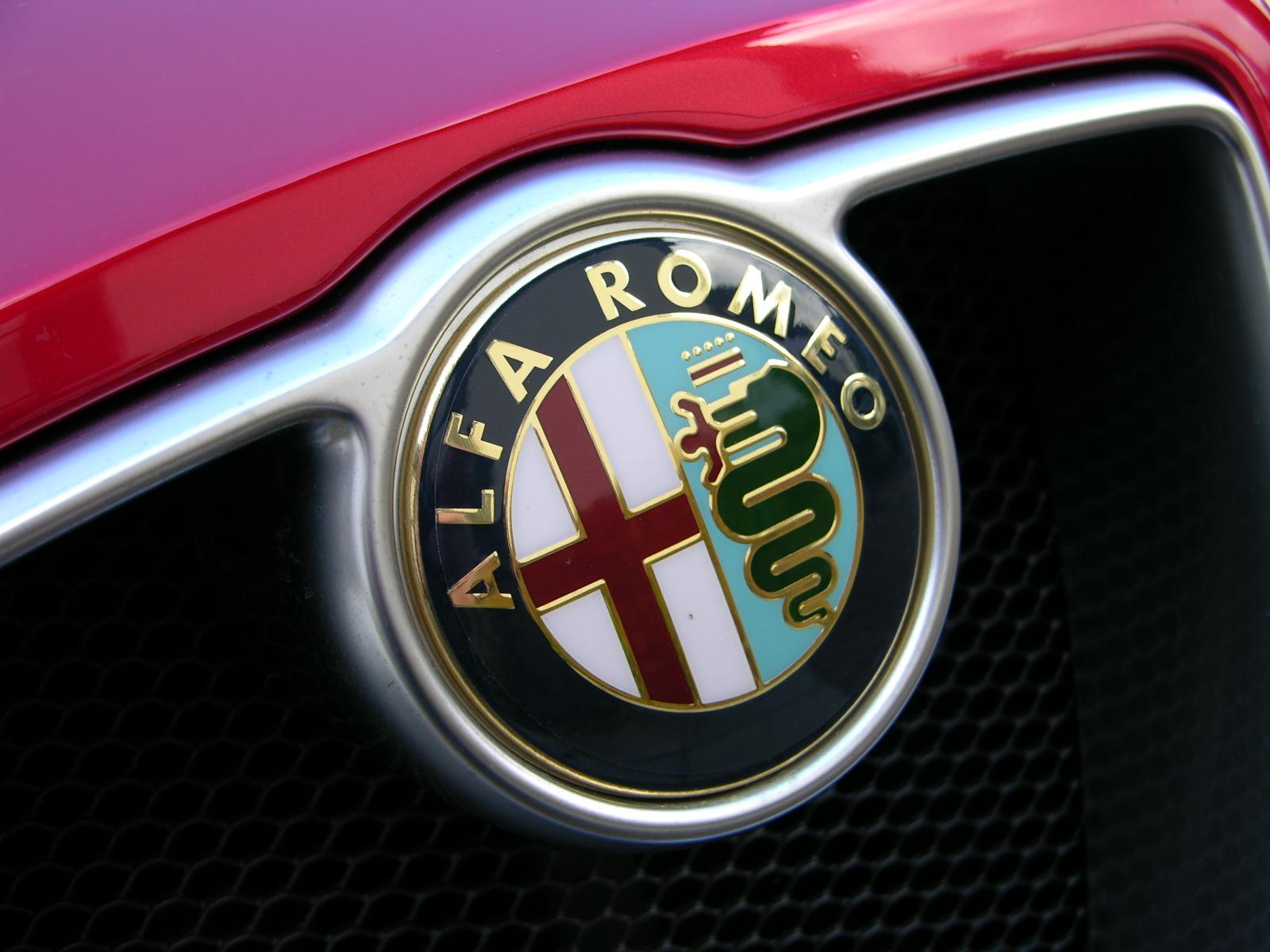 Emblema Escudo Insignia Alfa Romeo Gold Adhesivo 74mm Nuevo